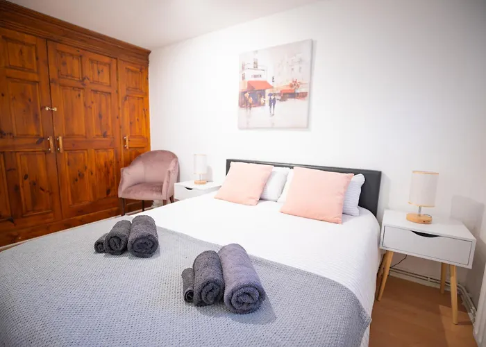 Bright And Spacious One Bedroom Apparment, Free Parking