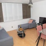 Bright And Spacious One Bedroom Apartment, Free Parking