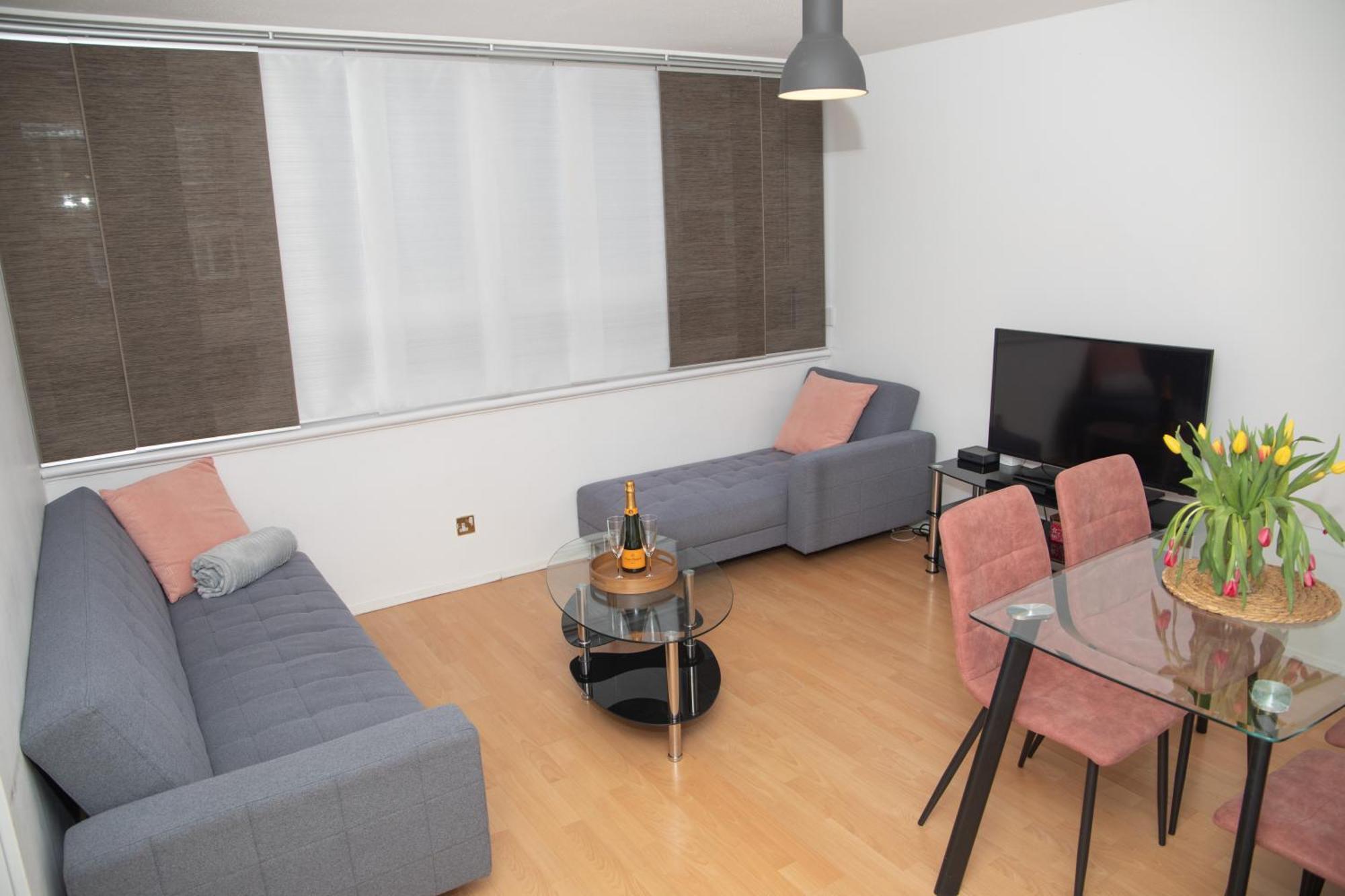 Bright And Spacious One Bedroom Apartment, Free Parking Appartement Londen