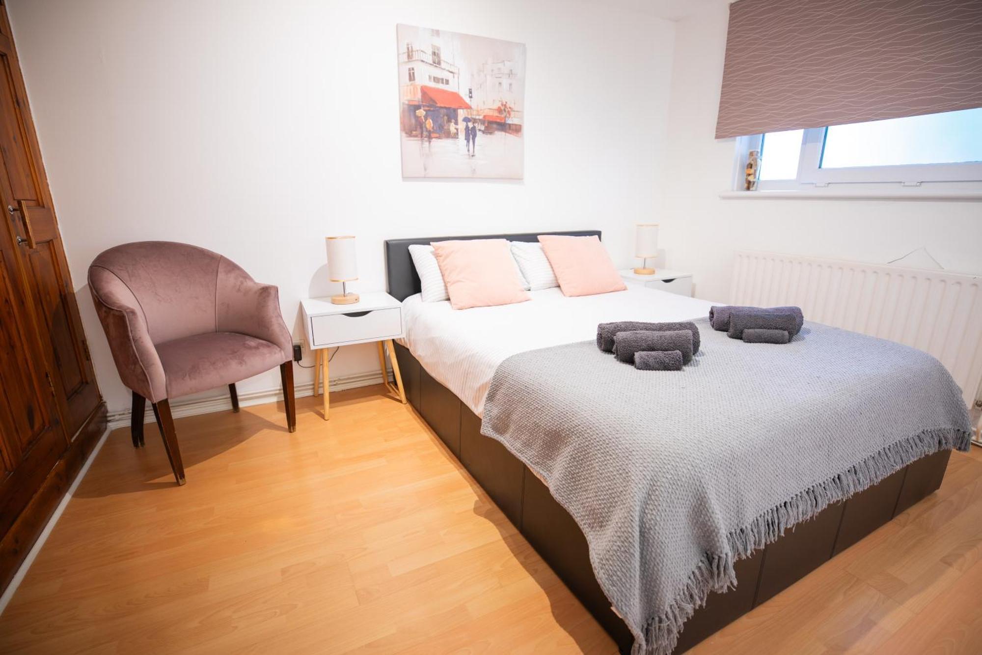 Bright And Spacious One Bedroom Apartment, Free Parking Londen