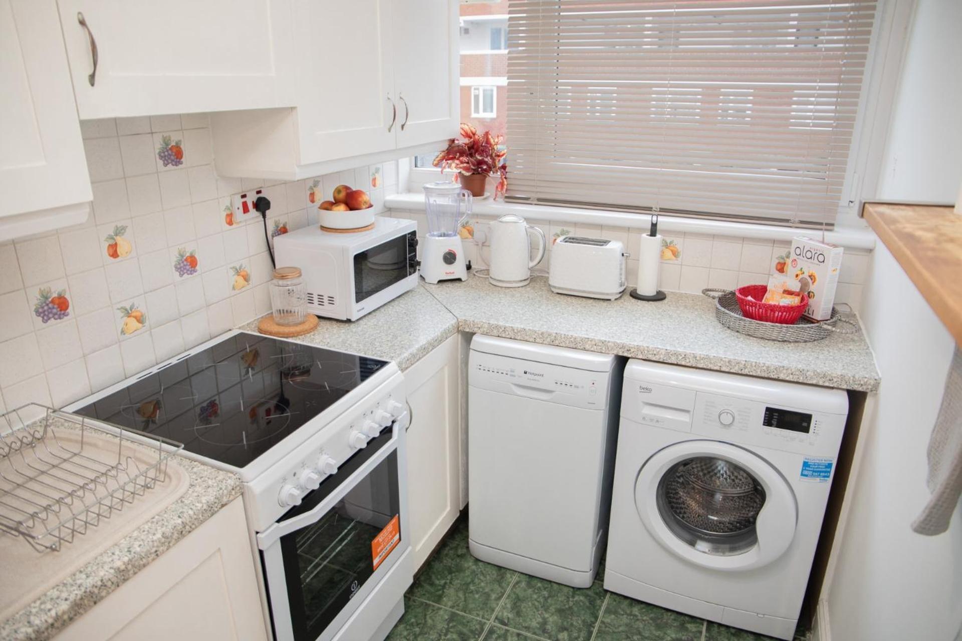 Bright And Spacious One Bedroom Apartment, Free Parking Londen